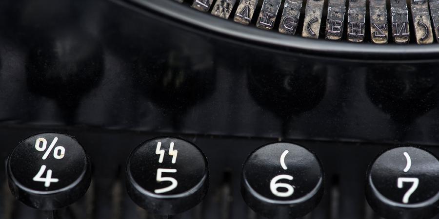 Tastatur-Detail einer Schreibmaschine der Marke Olympia mit SS-Runen auf der Zifferntaste 5