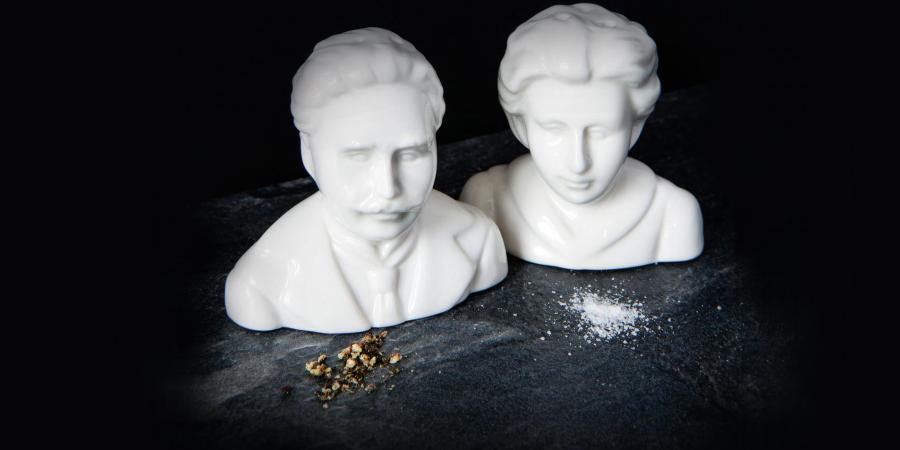 Foto eines Salz- und Pfefferstreuer-Pärchens, das als Miniaturbüsten von Karl Liebknecht und Rosa Luxemburg gestaltet ist