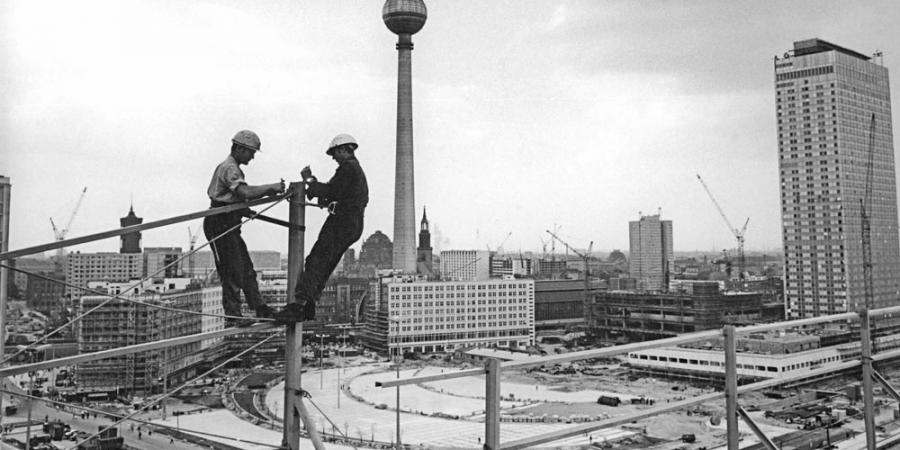 Bauarbeiter auf dem Haus der Statistik