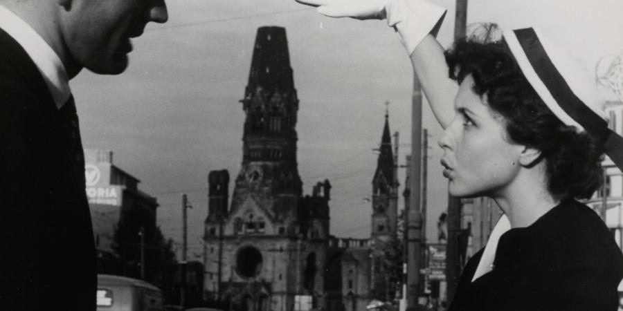 Die Gedächtniskirche in einem besonderen Rahmen. Die Kinogrößen Paul Hubschmid und Sonja Ziemann während der III. Berliner Filmfestsdpiele 1953 auf dem Kürfürstendamm. © Stadtmuseum Berlin | Foto: Harry Croner