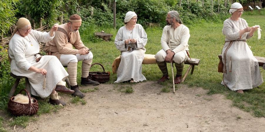 Eine gruppe mittelalterlich gekleideter Personen im Gespräch