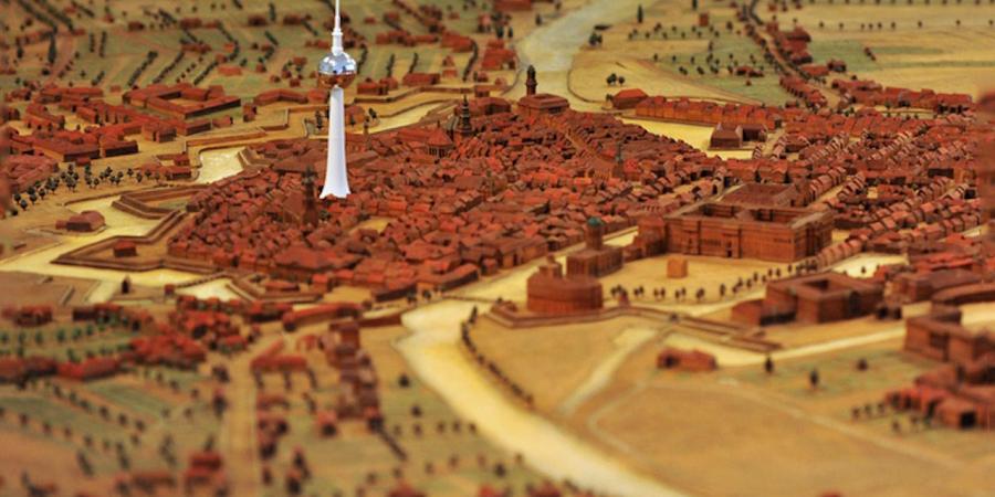 Foto eines Stadtmodells von Berlin im Mittelalter mit Fernsehturm als Orientierungspunkt