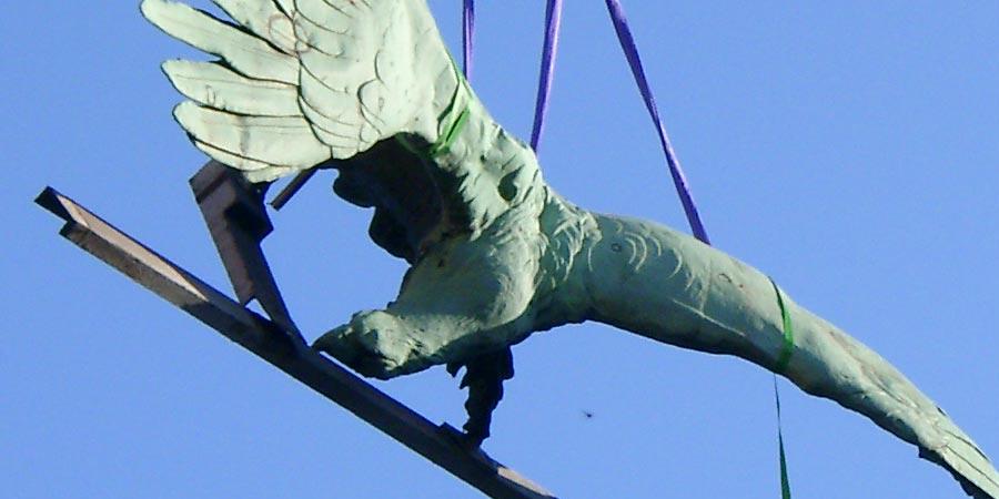 Bronzene Adlerskulptur beim Abtransport im August 2005