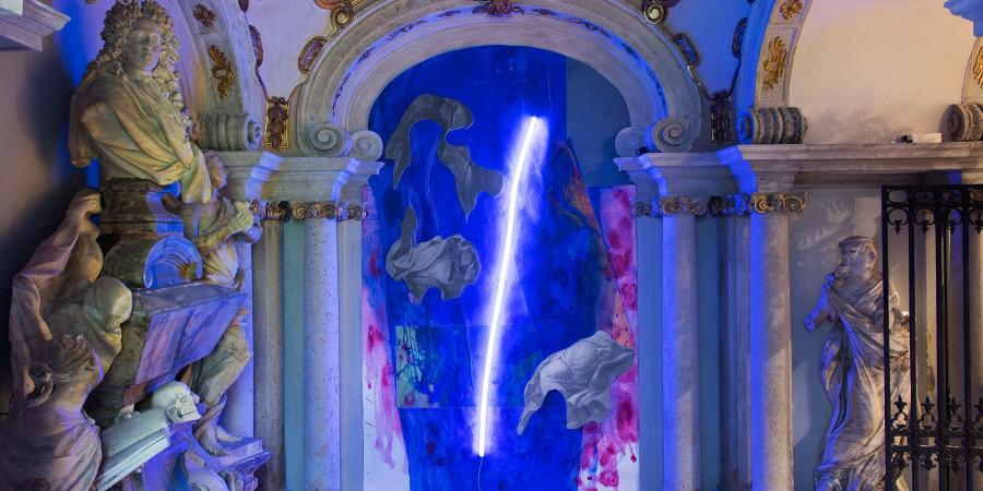 Blick in eine Kapelle, die mit einem Kunstwerk aus Neonlicht ausgestattet ist