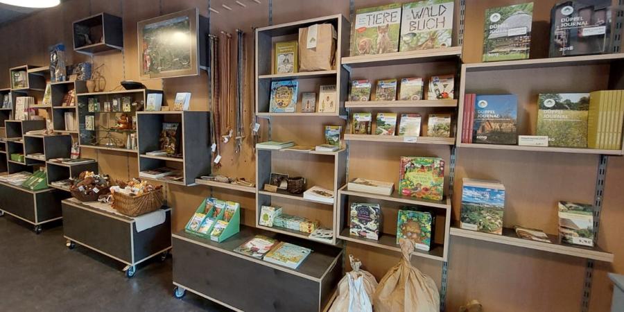 Blick auf die Regale und das Sortiment des Shops mit Büchern, Plüschtieren und handwerklichen Erzeugnissen