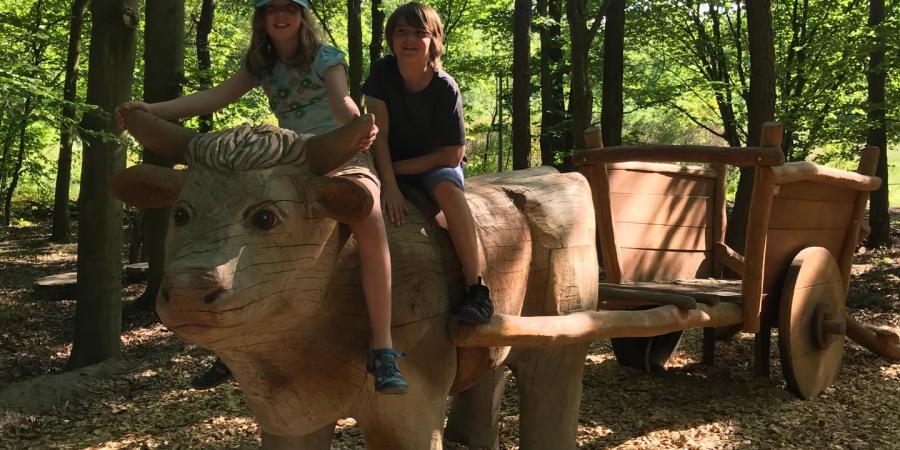 Kinder auf dem Ochsenkarren im Spielwald