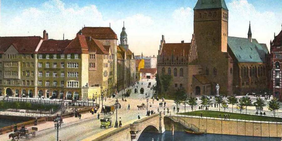 Diese nach 1909 entstandene Ansichtskarte zeigt das bunte städtische Leben an der Waisenbrücke und dem angrenzenden Märkischen Platz © Stadtmuseum Berlin