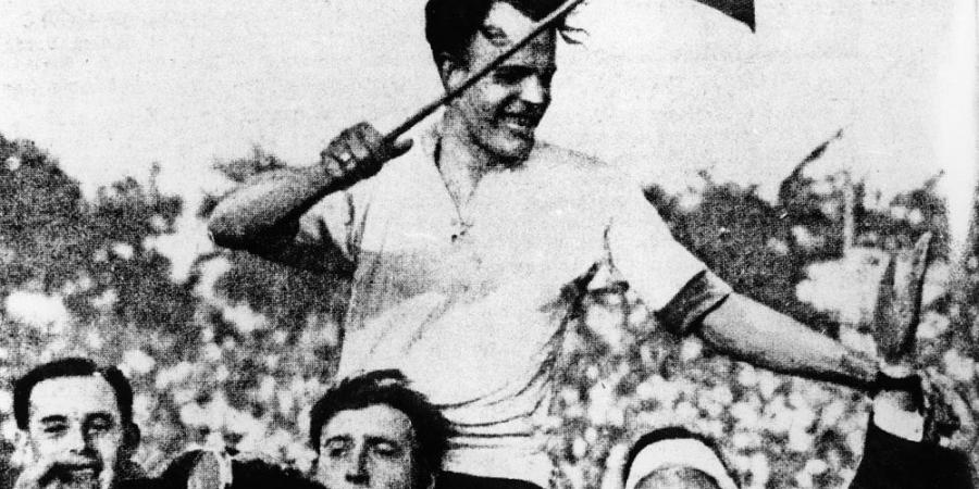 Hanne Sobek auf den Schultern von Hertha-Anhängern nach der Verteidigung der Deutschen Fußballmeisterschaft 1931 in Köln. Im Endspiel bezwang Hertha BSC im Müngersdorfer Stadion 1860 München. © Bildarchiv Heinrich von der Becke im Sportmuseum Berlin | Foto: Heinrich von der Becke