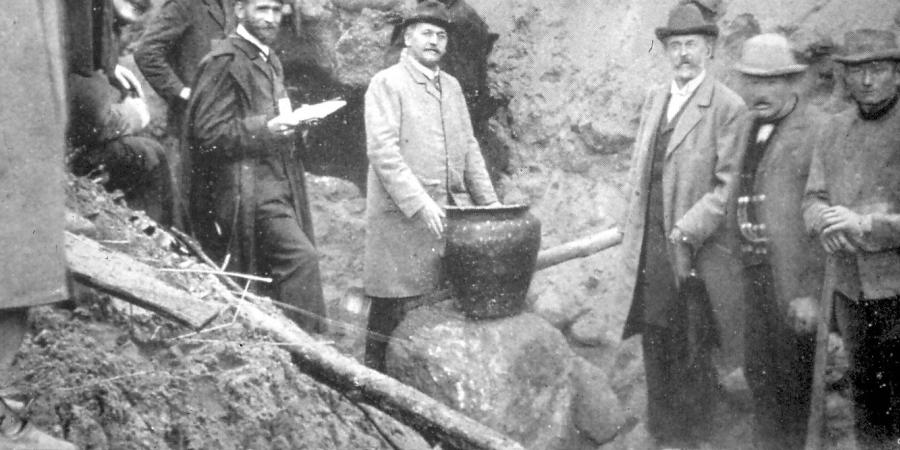 Der Eingang zum Königsgrab von Seddin am 20. September 1899. In der Mitte Denkmalpfleger Dr. Heinemann (mit Gefäß), rechts daneben Ernst Friedel, der Direktor des Märkischen Provinzialmuseums © Stadtmuseum Berlin