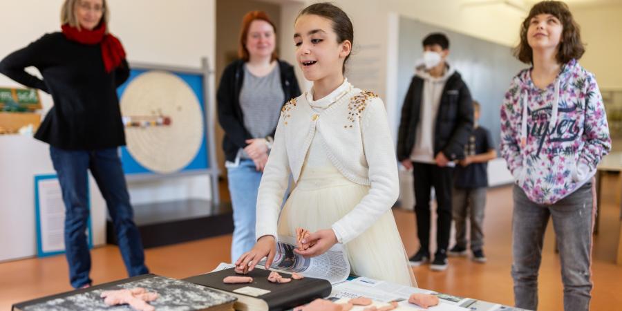 Schüler:innen mit ihrer Projektleiterin während des Projektes 
