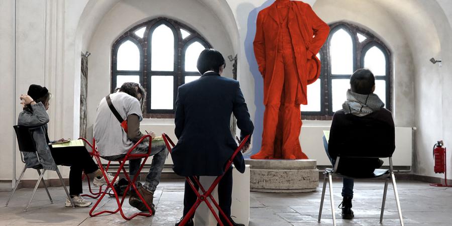 Junior-Kuratoren und Theodor Fontane-Statue in der Großen Halle des Märkischen Museums