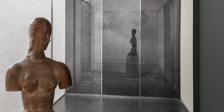 Blick in die Ausstellung des Georg Kolbe Museums, links vorne die Skulptur in weiblicher Form