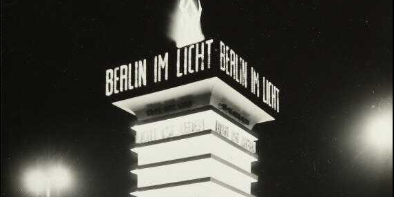 Martin Höhlig: Berlin im Licht. Reklamesäule am Großen Stern, 1928