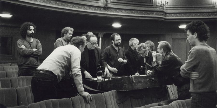 Menschen im Theatersaal des Deutschen Theaters im Gespräch während einer Probe