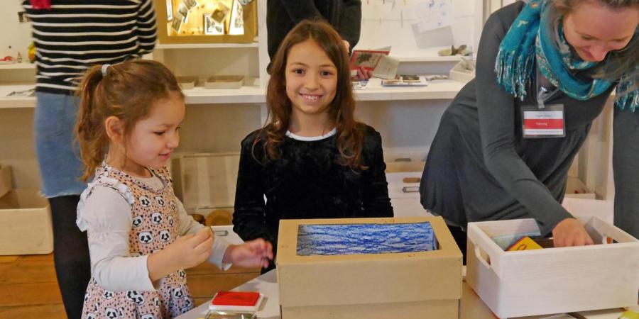 Kinder und Erwachsene gestalten im Museum eigene Ausstellungen