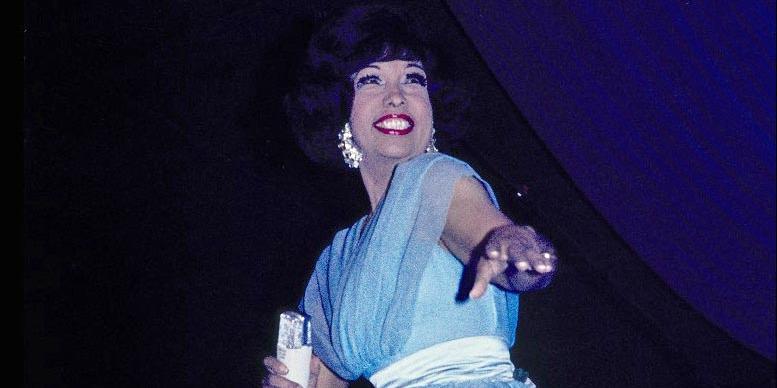 Farbfoto der tanzenden Josephine Baker auf einer Berliner Bühne 1954