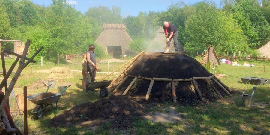 Im Kohlenmeiler des Freilichtmuseums wird auf mittelalterliche Weise Holzkohle erzeugt. 