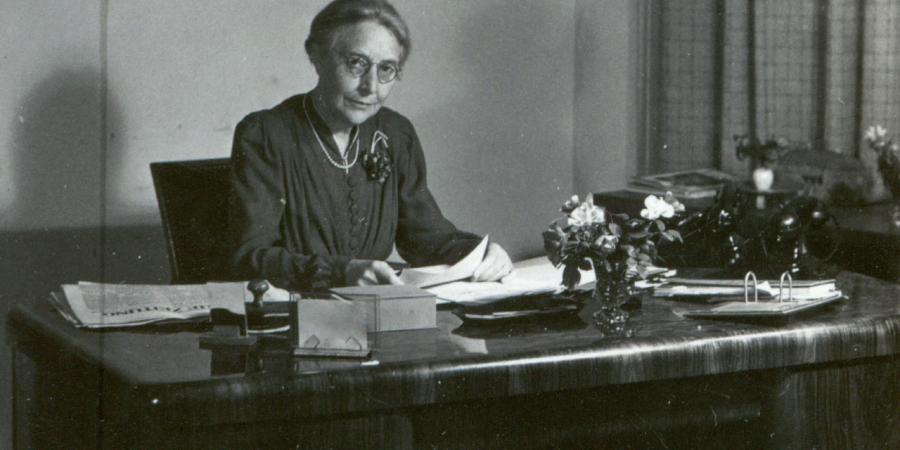 Louise Schroeder an ihrem Schreibtisch