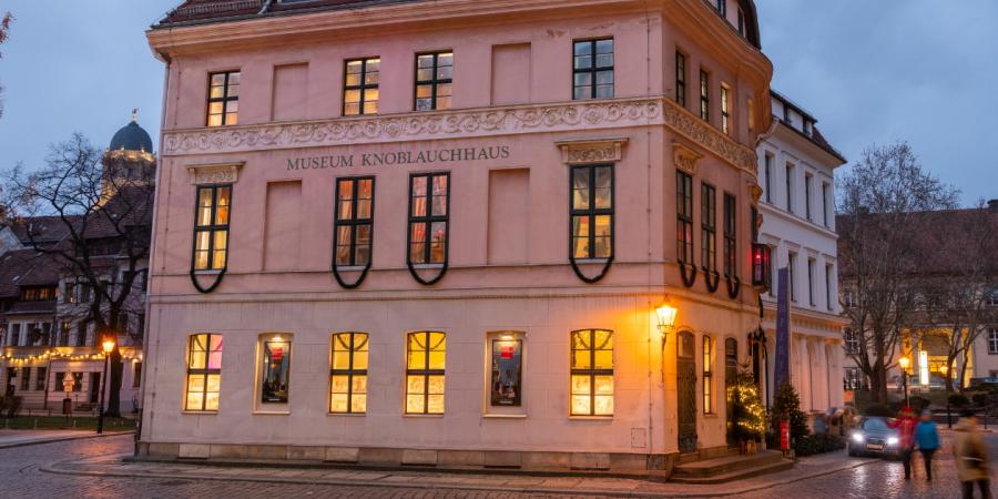 Foto des weihnachtlich beleuchteten Museums Knoblauchhaus bei Dämmerung