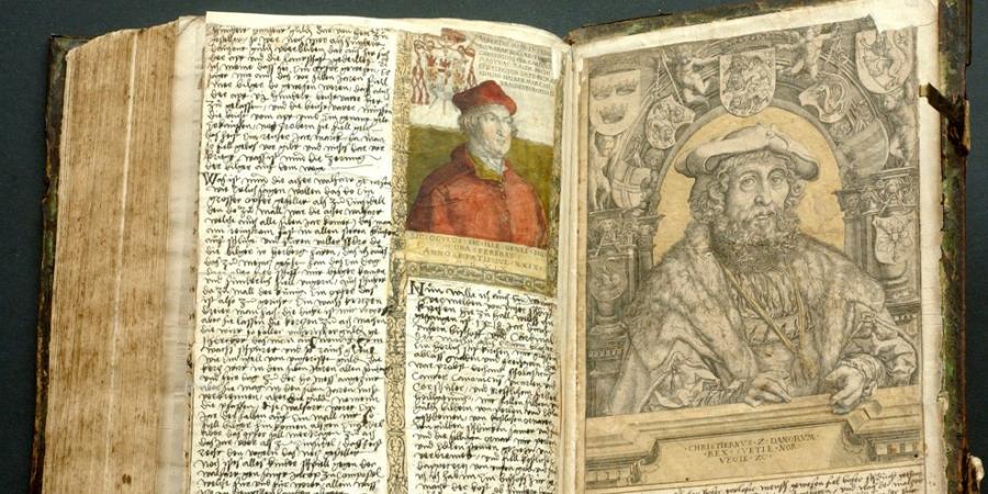 Aufgeschlagene Plock-Bibel mit Dürer-Illustrationen