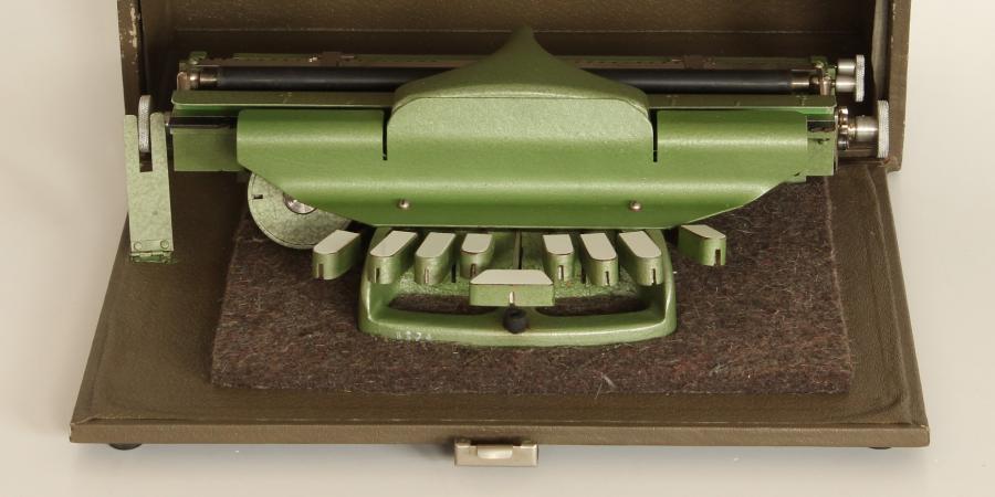 Punktschrift-Schreibmaschine im geöffneten Transportkoffer