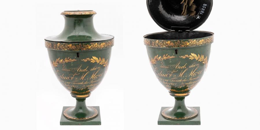 Spardose in Form einer Vase, 1817, Eisenblech, grün lackiert, goldfarbene Beschriftung, Widmung: „Zum Andenken für Eduard M. Moser. geboren zur Freude der Familie im Jahre 1817. Dienstag gegen Abend d. 14tn Januar.“