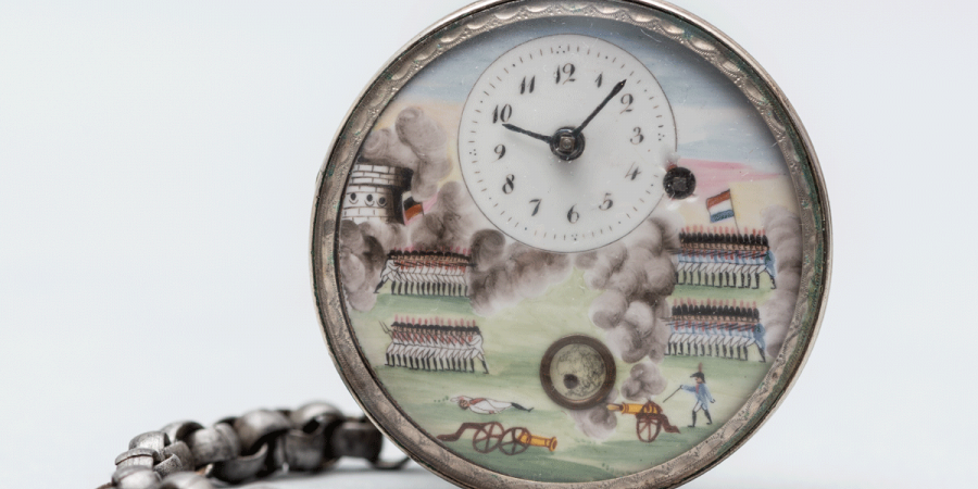 Foto einer Taschenuhr mit Schlachtszene der napoleonischen Kriege