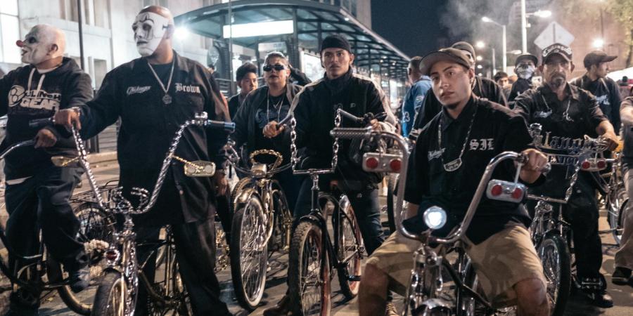 Mitglieder des Chilango Low Bike Club in Mexiko-Stadt mit ihren Fahrrädern