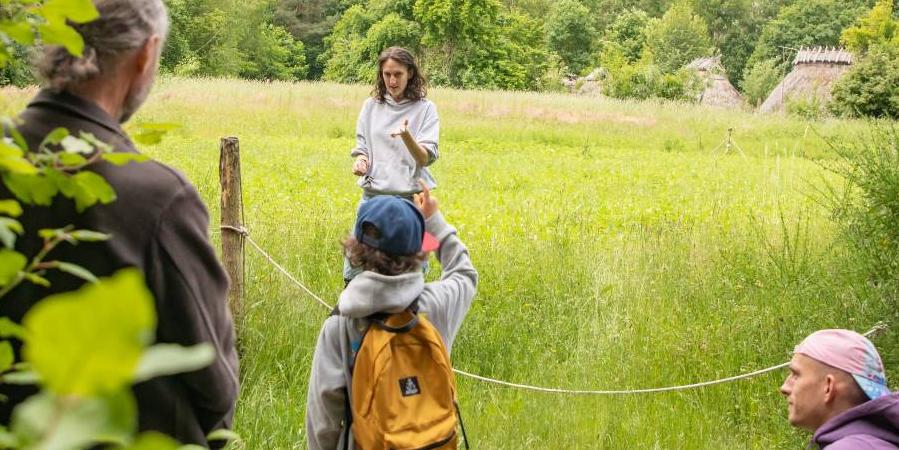 Besucherinnen und Besucher während einer Führung durch das Museumsdorf