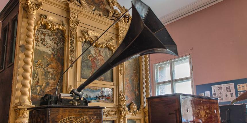 verschiedene mechanische Musikinstrumente