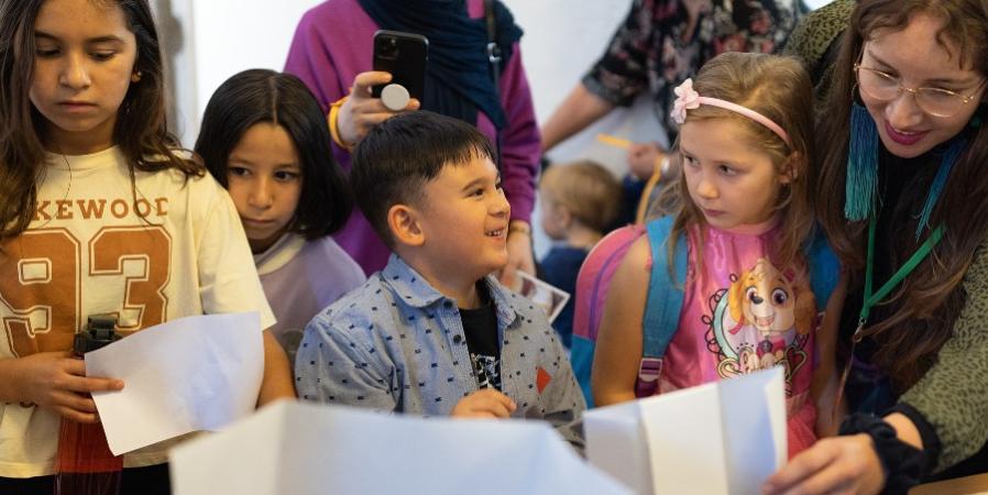 Kinder und Erwachsene bei einem Outreach-Angebot im Märkischen Museum.