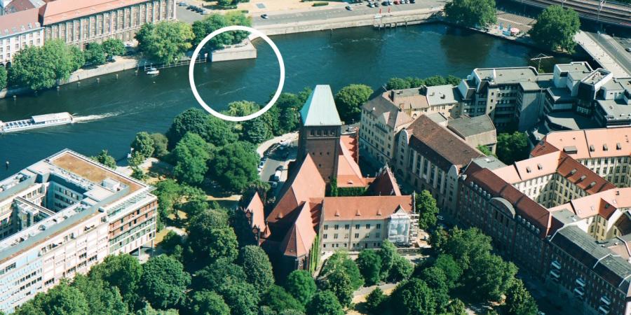 Erhaltenes Brückenlager am ehemaligen Standort der Waisenbrücke aus der Luft 