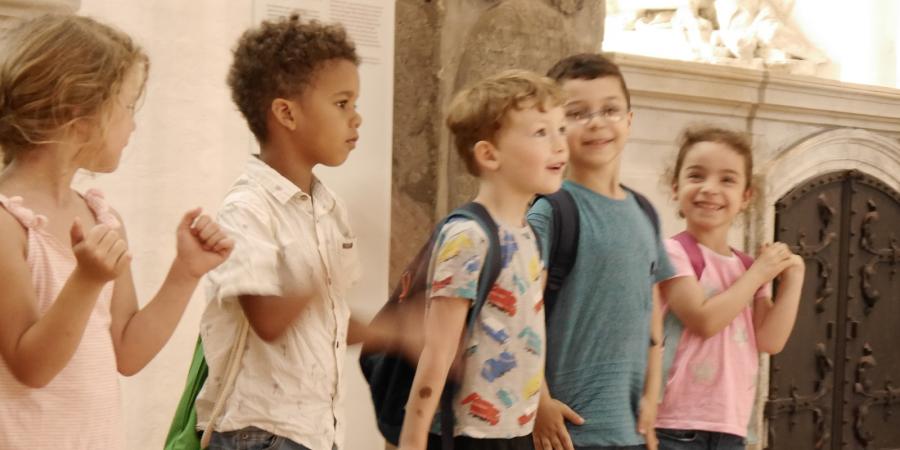 Kinder erleben durch Klatschen und dem Einsatz ihrer Stimme das Echo in der Nikolaikirche © Stadtmuseum Berlin