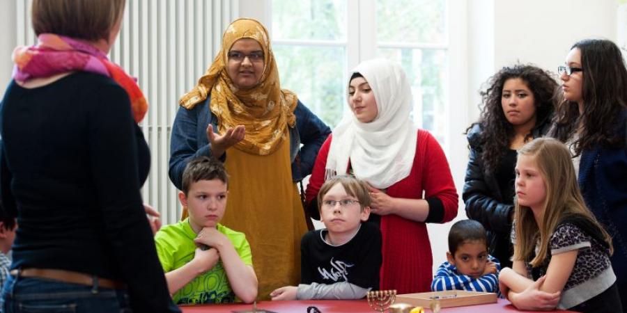 Schülerinnen und Schüler kommen miteinander ins Gespräch über Religion und Alltagskultur © Stadtmuseum Berlin | Foto: Philipp Dera