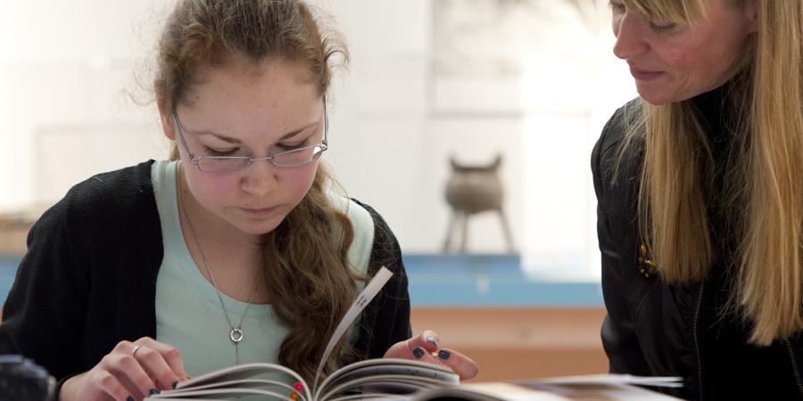 Die Jugendlichen analysieren im Workshop Schulbücher aus der DDR-Zeit