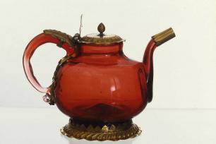 Teekanne aus Goldrubinglas von Kunckel, 1679-1693 © Stadtmuseum Berlin