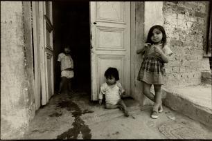 Kinder vor einem Haus im Armenviertel in Bogota im Jahr 1973