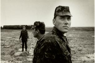 Sowjetische Offiziere in der kasachischen Steppe