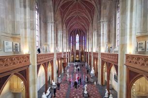 Innenansicht der Friedrichswerderschen Kirche mit der Ausstellung "Ideal und Form"