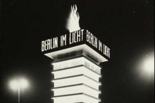 Martin Höhlig: Berlin im Licht. Reklamesäule am Großen Stern, 1928