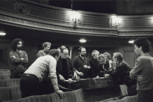 Mehrere Menschen im Gespräch im Theatersaal des Deutschen Theaters