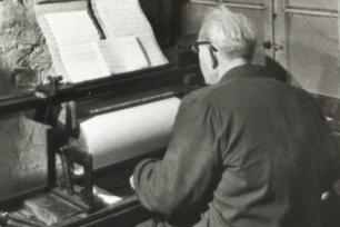 Instrumentenbauer Giovanni Bacigalupo in seiner Werkstatt