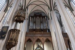 Blick hinauf ins Deckengewölbe des Museums Nikolaikirche mit Orgel und Empore