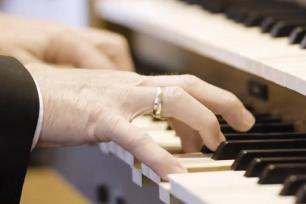 Organist an der Orgel der Nikolaikirche 