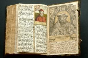 Die aufgeschlagene Plock-Bibel mit Dürer-Illustrationen