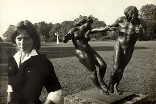 Frau Schmidt vor der Skulptur „Junges Paar“ bei der Freiluft-Ausstellung  „Plastik und Blumen“  im Treptower Park, Berlin, 1985