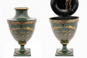 Spardose in Form einer Vase, 1817, Eisenblech, grün lackiert, goldfarbene Beschriftung, Widmung: „Zum Andenken für Eduard M. Moser. geboren zur Freude der Familie im Jahre 1817. Dienstag gegen Abend d. 14tn Januar.“