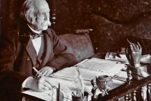 Fontane mit Manuskripten an seinem Schreibtisch, 1894