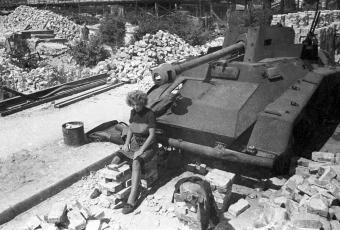 Trümmerfrau vor SdKfz. 234/4 © Stadtmuseum Berlin | Foto: Cecil F.S. Newman