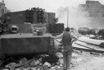 Wrack eines Panzer IV „Tiger“ im Bezirk Tiergarten © Stadtmuseum Berlin | Foto: Cecil F.S. Newman